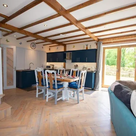 Tatil Evi Retreat With 4 Spacious Bedrooms