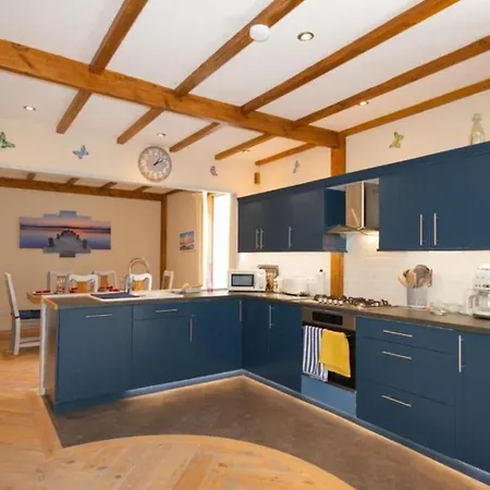 Tatil Evi Retreat With 4 Spacious Bedrooms